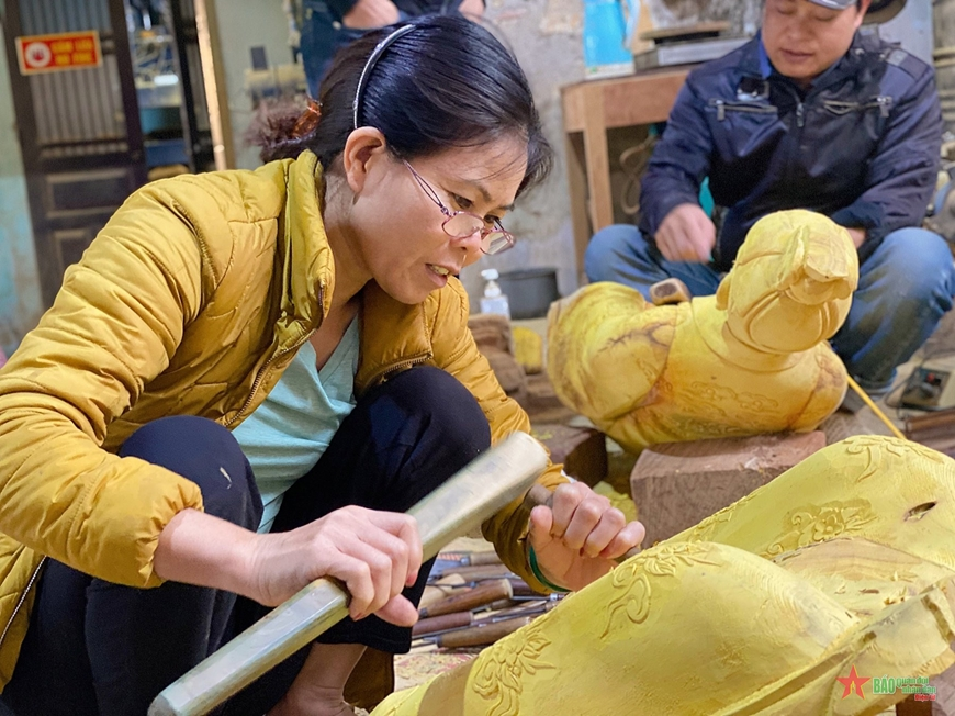 Xuân về làng Túc với nghề điêu khắc “cha truyền - con nối”